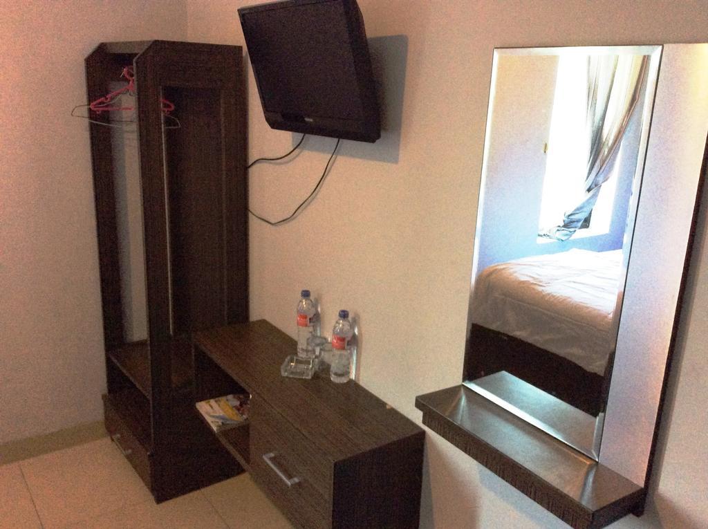 Hotel Diamond Makassar Bagian luar foto
