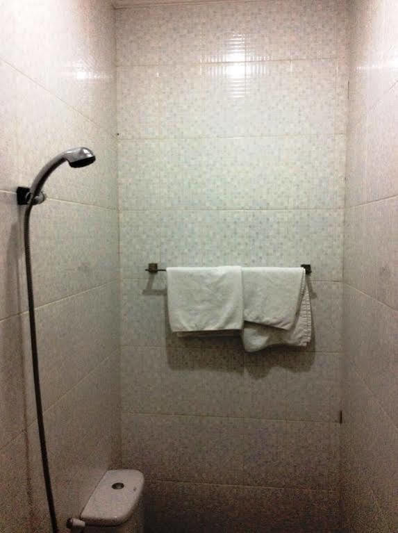 Hotel Diamond Makassar Bagian luar foto